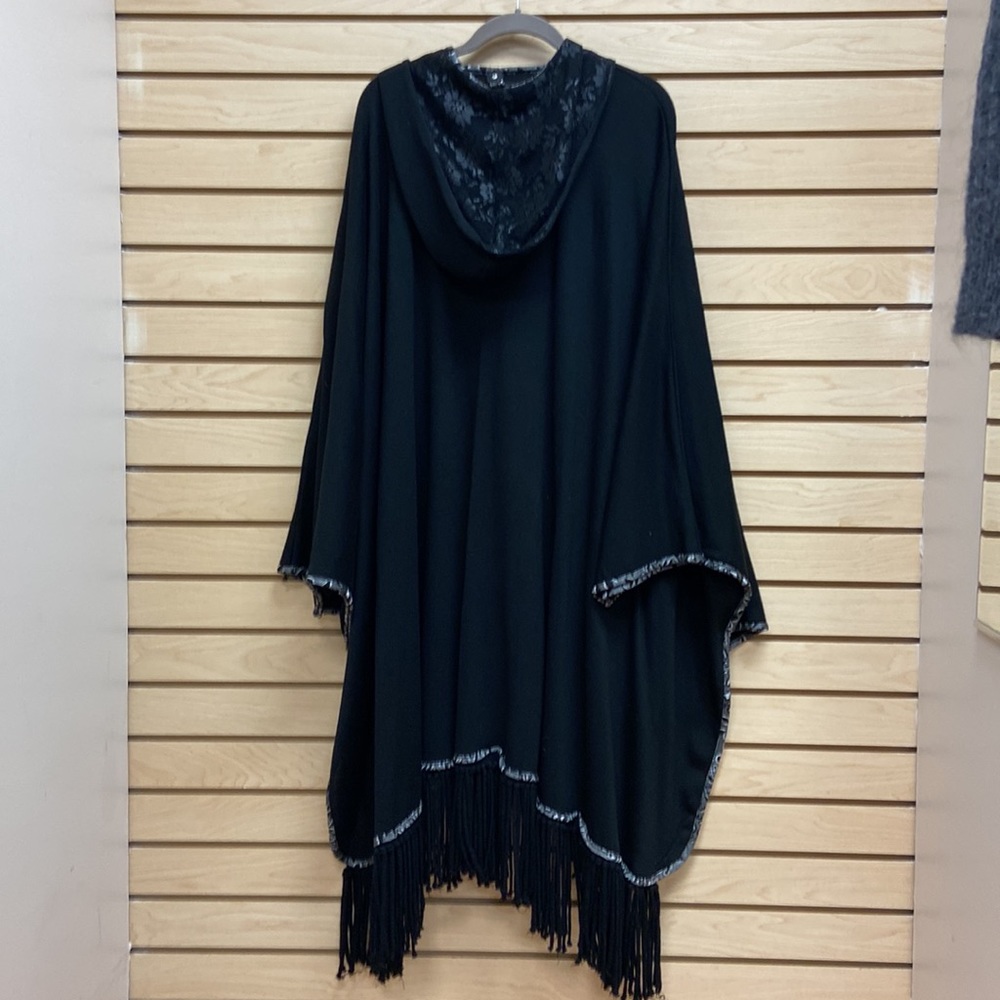 Max Live women poncho size Large but it can go higher - Picture 7 of 9
